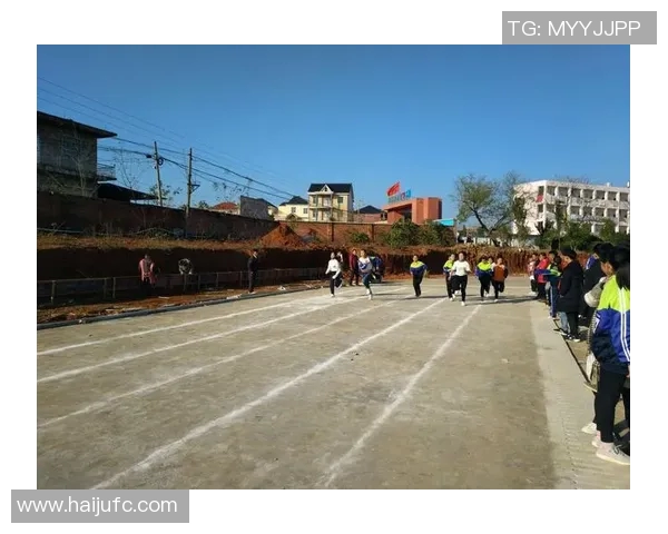 三玖与足球明星亲密合照展现青春活力与运动魅力的完美瞬间